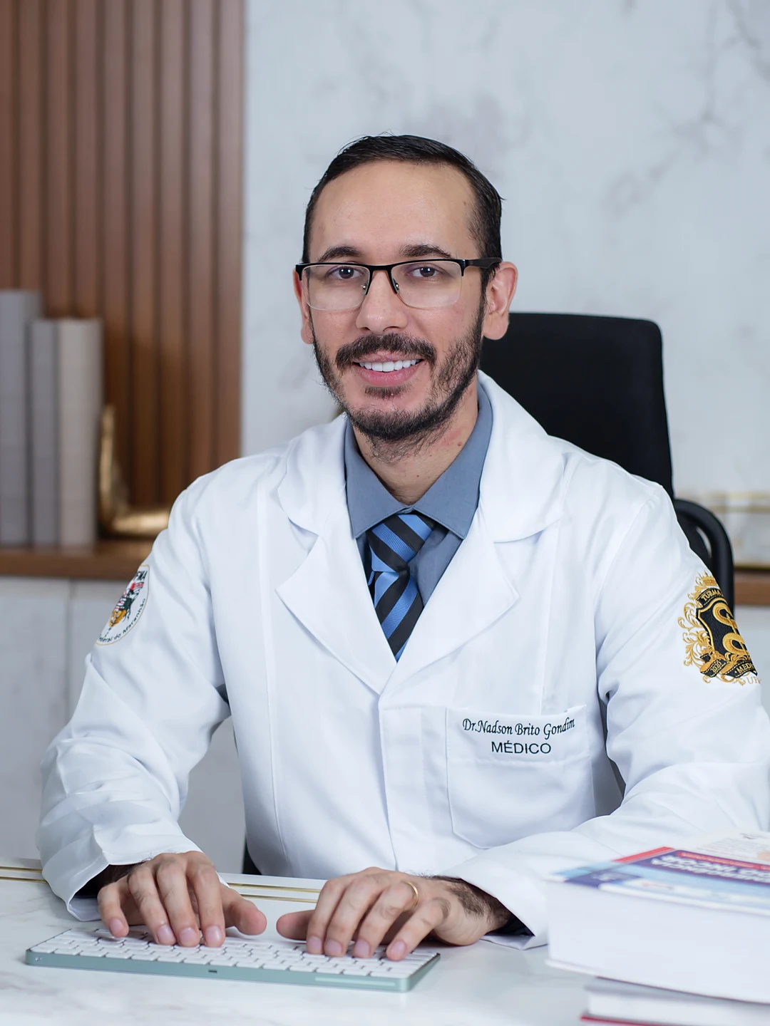 Dr. Nadson Gondim em seu consultório